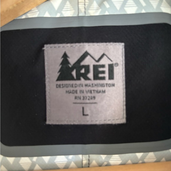 Women’s REI large rain shell worn once updated photo w measurements - Picture 4 of 6